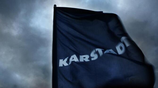 Dunkle Wolken über der Karstadt-Flagge. Foto: dpa