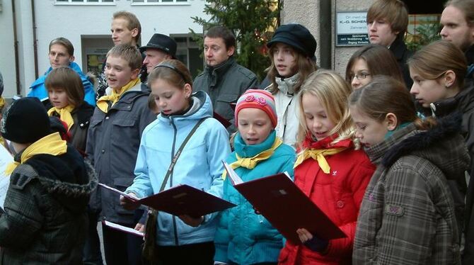 »Kanaries« und Projektchor der Laiblinschule brachten Weihnachtslieder.  FOTO: KABLAOUI