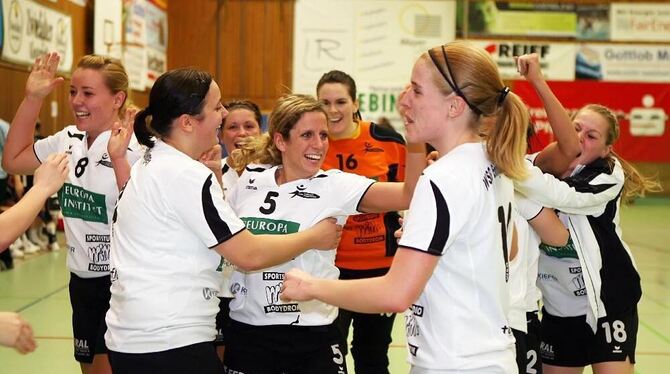 Riesenjubel im WSG-Lager: Das Team hatte mit 27:26 die Nase vorne. Foto: Eibner