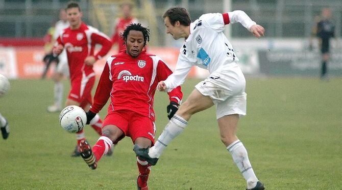 Der 37-jährige Ulmer Heiko Gerber (rechts, im Duell mit Fabrice Makiadi), zeigte den Reutlingern, was Kampfgeist ist. FOTO: BAUR