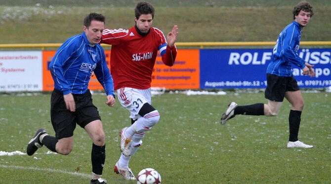 Im Laufduell: Pfullingens André Roll (links) und Nehrens Kapitän Jakob Braun. Rechts: VfL-Youngster Moritz Krasser. FOTO: NIETHA