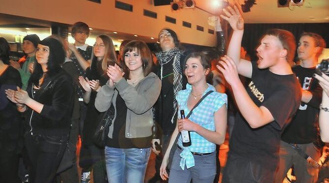 Das jugendliche Publikum ließ sich beim Bandwettbewerb mitreißen - hier von »The Beauts« aus Tübingen.  FOTO: TRINKHAUS