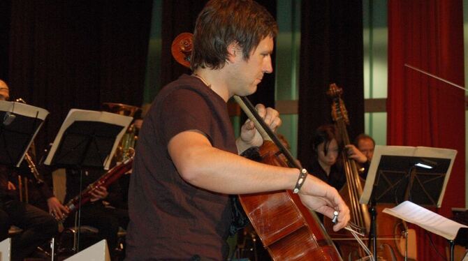 Cellist Tim Ströble war zu Gast beim Gomaringer Musikverein. FOTO: ULP