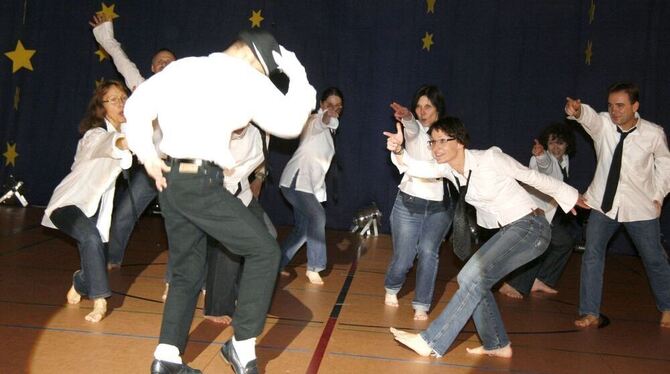 »Michael Jackson« und die Gruppe Fitnessgymnastik erinnerten an den legendären »Moonwalk« des Popstars.  FOTO: LEIPPERT