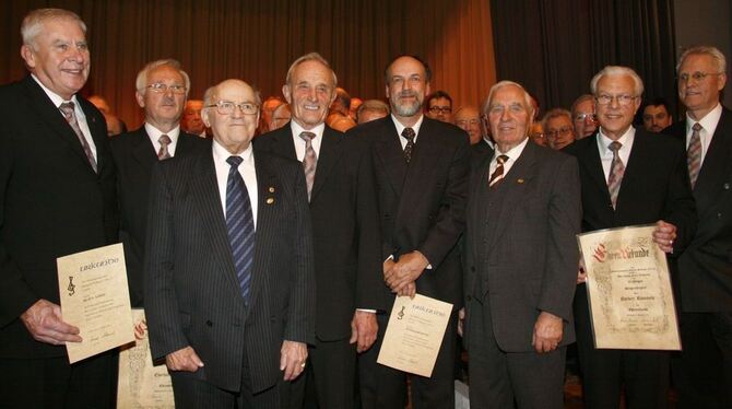 Ehrung bei der Eintracht Pfullingen (von links): Klaus Löhn, Eberhard Busch, Adolf Kinkelin, Walter Wendelstein, Reinhard Kunz,