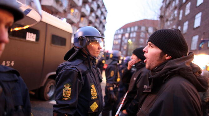 Die Polizei trat den Demonstranten am Rande des Klimagipfels in Kopenhagen entschlossen gegenüber. Foto: dpa