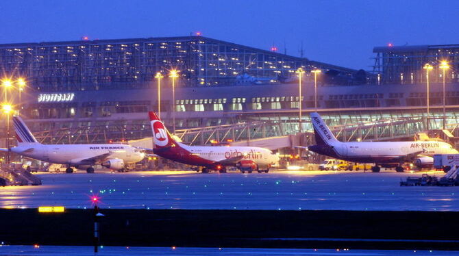 Vor einem Terminal des Stuttgarter Flughafens stehen Flugzeuge zur Abfertigung. Foto: dpa