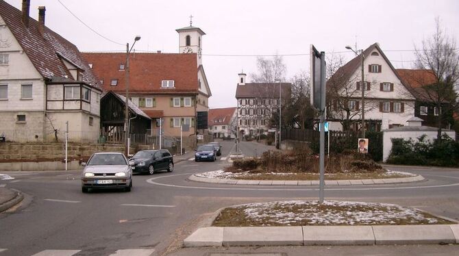 Linker Hand des Kreisverkehrs (hier eine ältere Archiv-Aufnahme) soll ein SB-Markt entstehen. Dieses Rommelsbacher Vorhaben wurde jetzt vom Reutlinger Gemeinderat gebilligt. Foto: Archiv