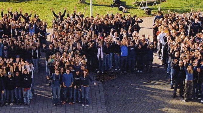 Eine Schule als lebendige Gemeinschaft, gebildet aus Individuen: Schüler des Mössinger Firstwald-Gymnasiums hauchen dem Schulkür