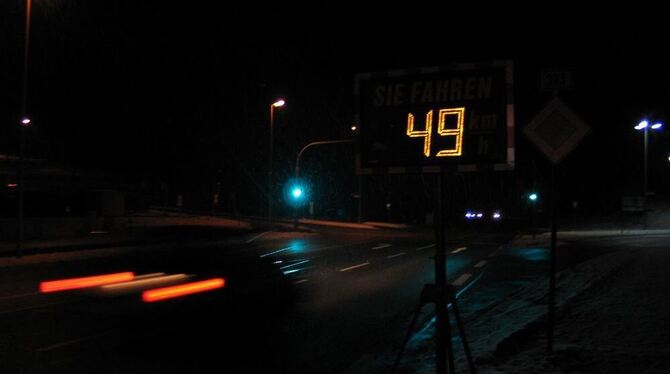 Derzeit steht an der gefährlichen Stelle am Großengstinger Ortsausgang eine mobile Verkehrstafel. Sie soll jetzt durch eine stat