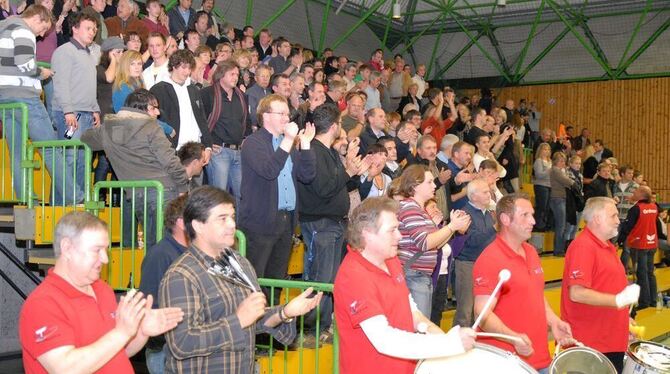 Die Pfullinger feiern nach dem Sieg mit ihren treuen Fans. FOTO: THOMYS