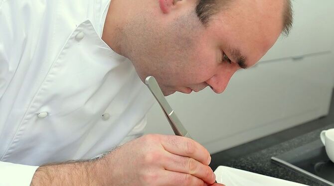 Foodstylist Eberhard Braun kreiert »Himbeereis mit Vanillesoße«. Aber ist das Eis auch wirklich essbar?