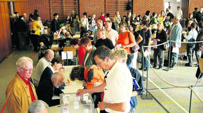 Schlange stehen für die Blutabnahme: Der Andrang bei der Typisierungsaktion in Münsingen war enorm. GEA-ARCHIV-FOTO