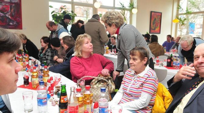 OB Barbara Bosch im Gespräch mit den Besuchern der Weihnachtsfeier. GEA-FOTO: MEYER