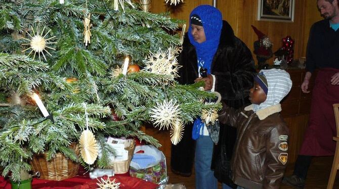 Zur Einstimmung schmückt jeder Gast der ökumenischen Weihnachtsfeier mit einem Strohstern den Tannenbaum im "Treffpunkt für Älte