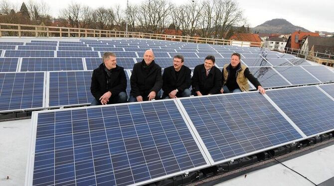 Freuen sich über die Solaranlage auf dem Dach der neuen Halle (von links): Architekt Markus Haug, die beiden TSG-ler Andreas Kep