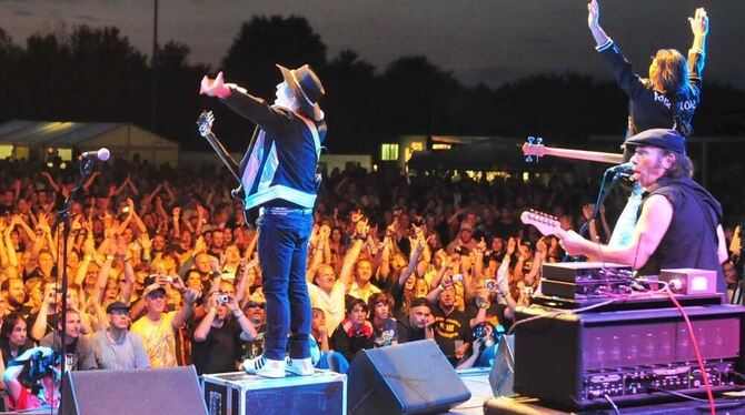 Der Auftritt von Slade mit Frontmann Dave Hill bei Mössingen rockt 2009 war ein Erfolg: Die Lieder kannten viele, das Publikum g