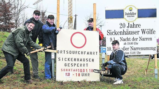 Die Vorbereitungen für den Narrenumzug in Sickenhausen laufen auf Hochtouren. An allen Ortseingängen künden inzwischen Hinweista