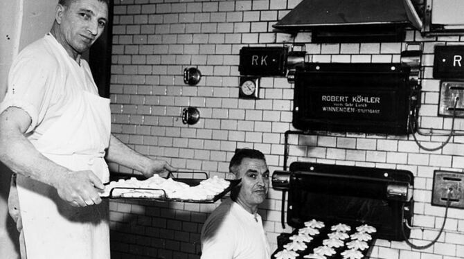 Das Sternebacken hat eine lange Tradition: Hier ein Blick in eine Pfullinger Backstube im Jahre 1961. GEA-ARCHIV-FOTO: PR