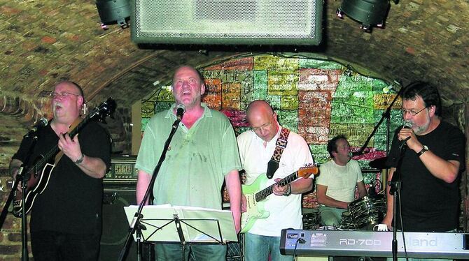 »Retired Soon« aus Tübingen: die Jungs bei den Beatles-Days im legendären Cavern-Club in Liverpool. FOTO: PR