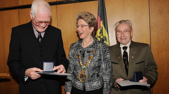 Hans Erhard (links) und Kurt Necker wurden von Oberbürgermeisterin Barbara Bosch mit der Verdienstmedaille der Stadt ausgezeichnet. GEA-FOTO: PACHER