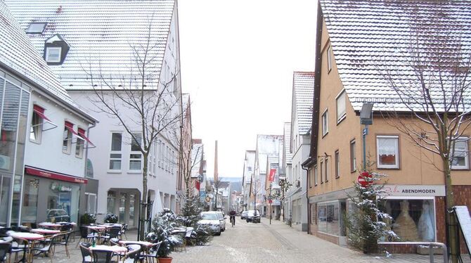 Einkaufsstadt Metzingen: Wegweiser führen durch die Innenstadt, in der es neben modernen Laden-Teilungen auch noch Öffnungszeite