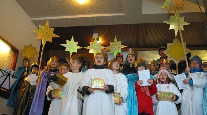 Gesang und Segen: Ein Sternsinger-Chor besuchte das Mössinger Rathaus. GEA-FOTO: MWM