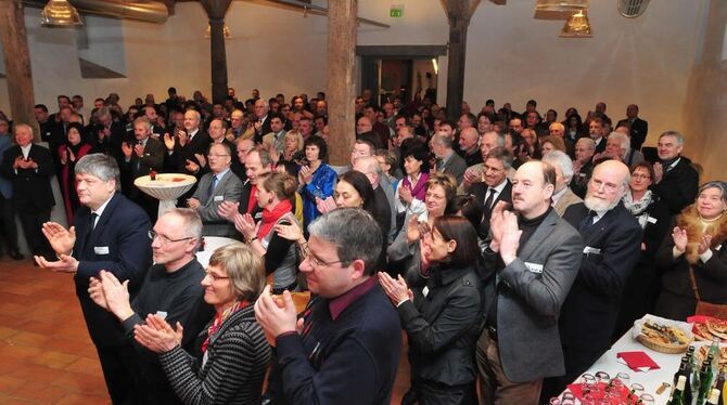 Volles Haus: In der Zehntscheuer fanden die vielen Besucher des Neujahrsempfangs kaum Platz. GEA-FOTOS: JÜRGEN MEYER