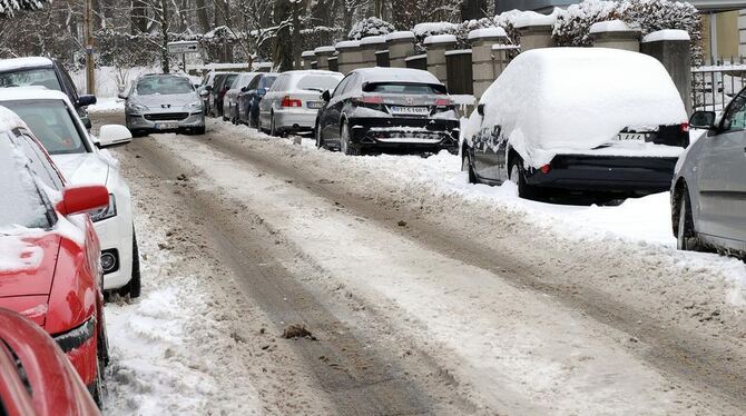 Mühsam ist wegen der nicht geräumten Seitenstraßen derzeit das Autofahren in der Oststadt. GEA-FOTO: PACHER