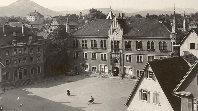 Warum nicht das ehemalige, im gotischen Stil gehaltene Reutlinger Rathaus rekonstruieren (Mitte), das 1945 durch Bombenangriffe