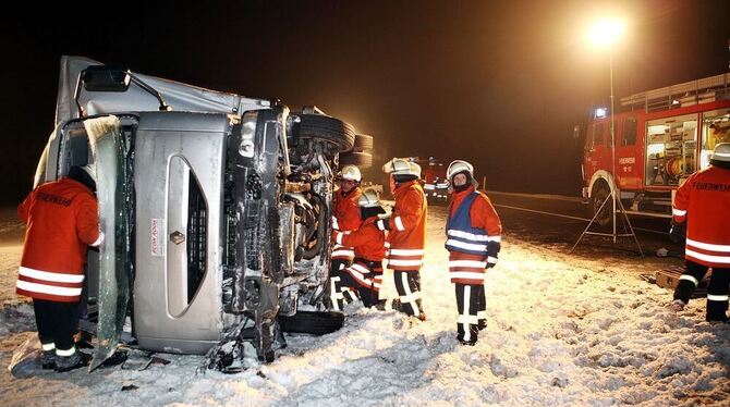 Schwer verletzt wurde der Fahrer des 7,5-Tonners aus dem umgekippten Fahrzeug geborgen. FOTO: WARNACK