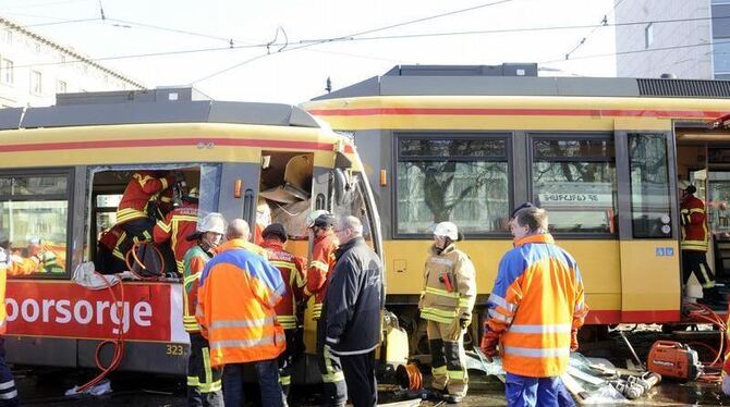 Die Polizei spricht vom schlimmsten Straßenbahnunfall in den letzten Jahren.