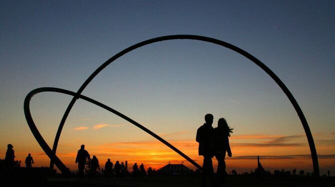 Das Horizont-Observatorium in Recklinghausen auf der Halde Hoheward: Die riesigen Metallbögen sind nicht nur abends eine Attraktion.	FOTO: DPA