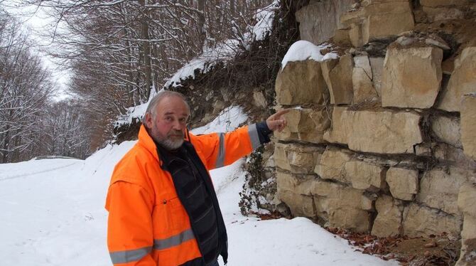 Vorsicht Steinschlag: Dettingens Bauhofleiter Georg Schnitzler zeigt, woher auf der Steige Ungemach droht.  FOTO: MAR