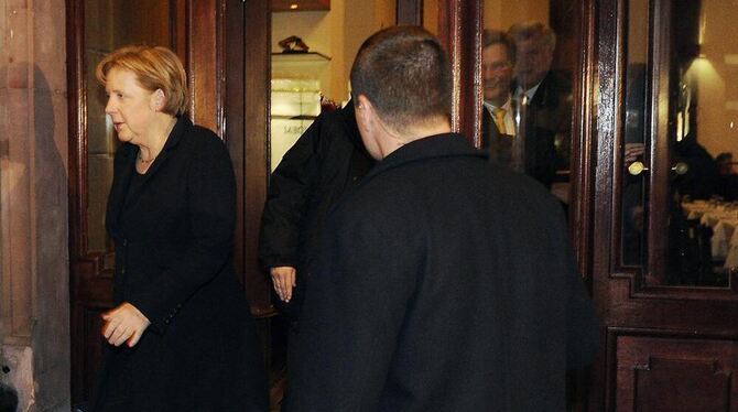 Ein leckerer Abend in trauter Runde? Angela Merkel verlässt das Borcherts in Berlin.