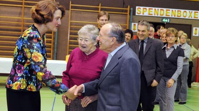 Defilee zum neuen Jahr: Bürgermeisterin Silke Höflinger begrüßte persönlich zahlreiche Gäste.  GEA-FOTO: PACHER