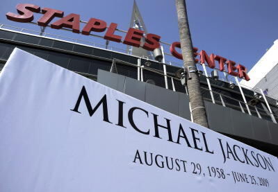 jackson_vor_trauerfeier_staples_center_2 (jpg)