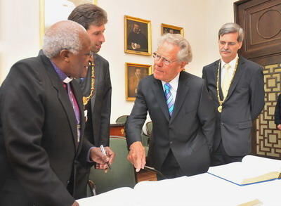 desmond_tutu_tuebingen_2009_trinkhaus_11 (jpg)