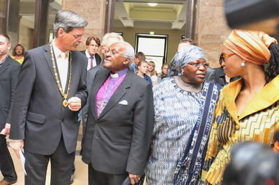 desmond_tutu_tuebingen_2009_trinkhaus (jpg)