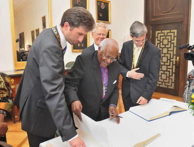 desmond_tutu_tuebingen_2009_trinkhaus_10 (jpg)