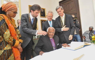 desmond_tutu_tuebingen_2009_trinkhaus_9 (jpg)