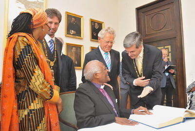 desmond_tutu_tuebingen_2009_trinkhaus_7 (jpg)