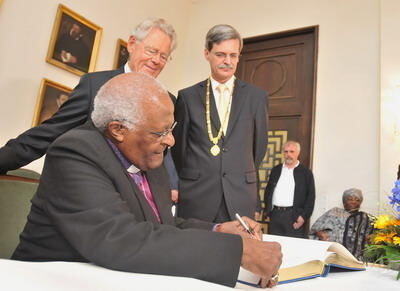 desmond_tutu_tuebingen_2009_trinkhaus_6 (jpg)