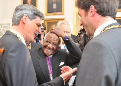 desmond_tutu_tuebingen_2009_trinkhaus_4 (jpg)