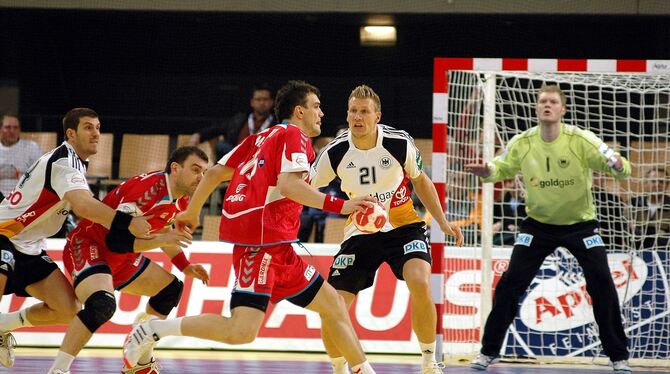 Die deutschen Handballer (Mitte Lars Kaufmann) haben Polen (links Michal Jurecki) nicht stoppen können.  FOTO: BAUR