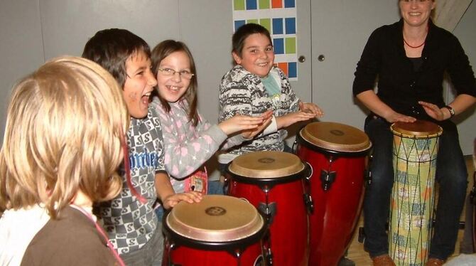 Trommeln macht selbst in der Schule Spaß.  FOTO: KABLAOUI