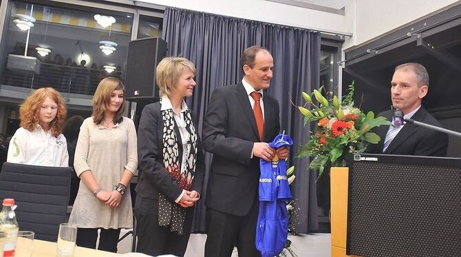 Von Bürgermeister-Stellvertreter Ulrich Leibfritz (rechts) gab es Blumen für Uwe Morgenstern, seine Frau Susanne und die Töchter