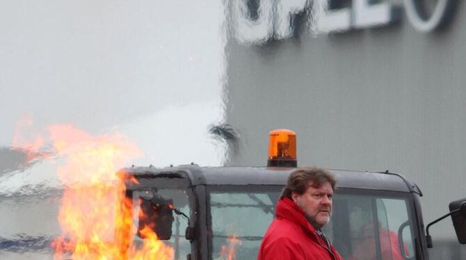 In Antwerpen protestieren Opelaner gegen die Schließung des Werkes.