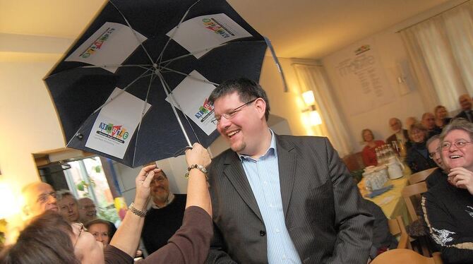 Ein Schirm für den Schirmherrn. OB Ulrich Fiedler feiert mit dem Ehrenamts-Büro »Mobile« fünfjähriges Bestehen. FOTO: PFISTERER