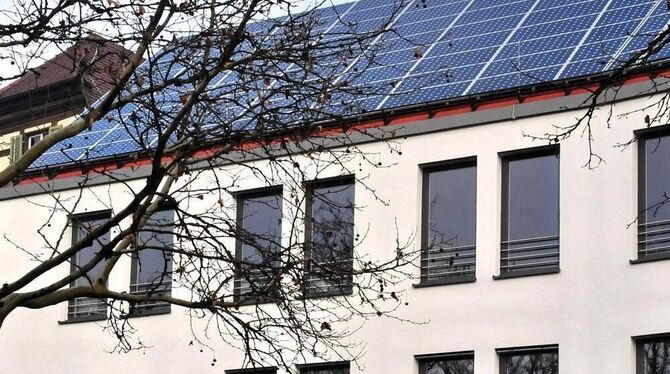 Komplett mit Solarmodulen überzogen: Das Dach des umgebauten Matthäus-Alber-Hauses ist ein Sonnenkraftwerk. GEA-FOTO: MEYER